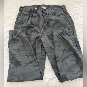LOFT Girls Gray Camouflage Jogger Pants